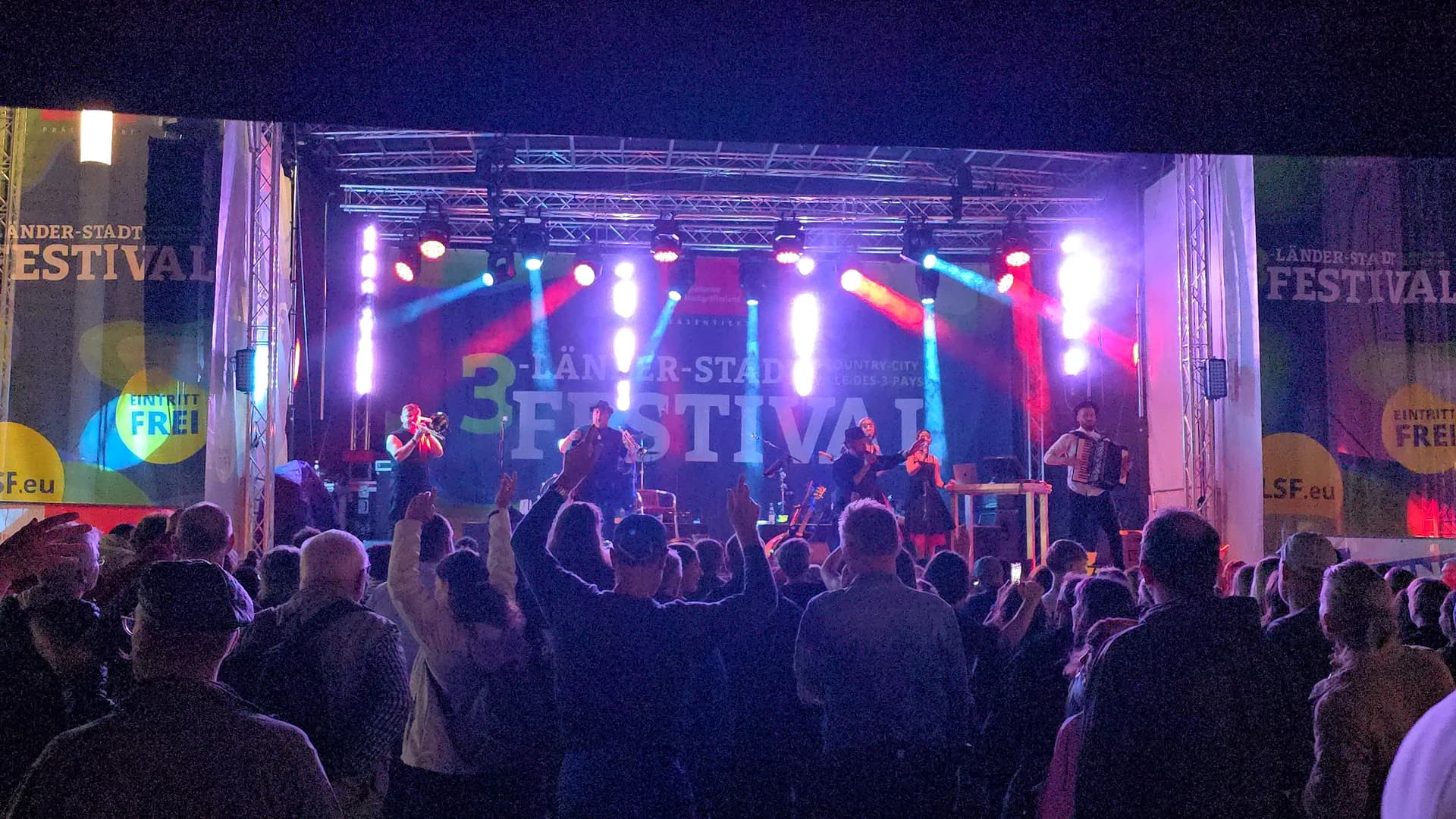 Bühne beim 3-Länder-Stadtfestival mit Traverse, Effektlicht und Band vor dem Publikum