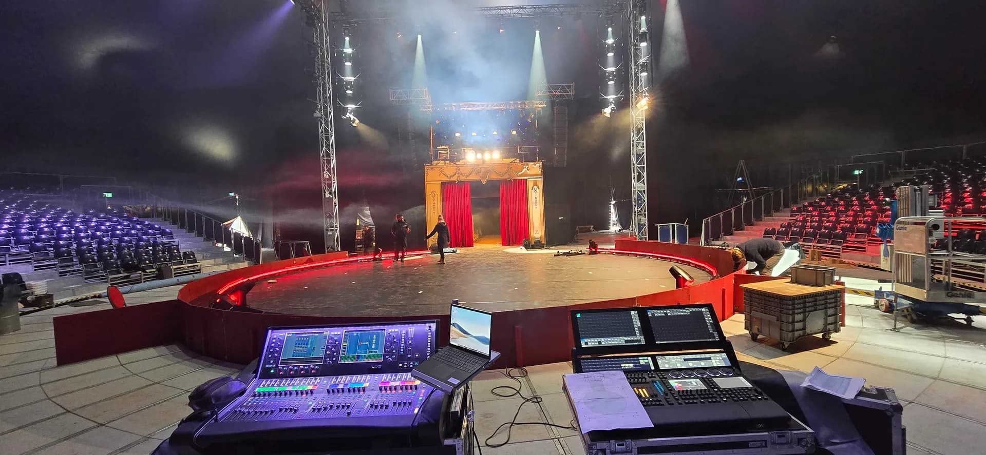 Aufbau vor der Show: Ton- und Lichtpult am Regieplatz, Kabelweg über den Boden, Trusstürme und Tribüne im Hintergrund
