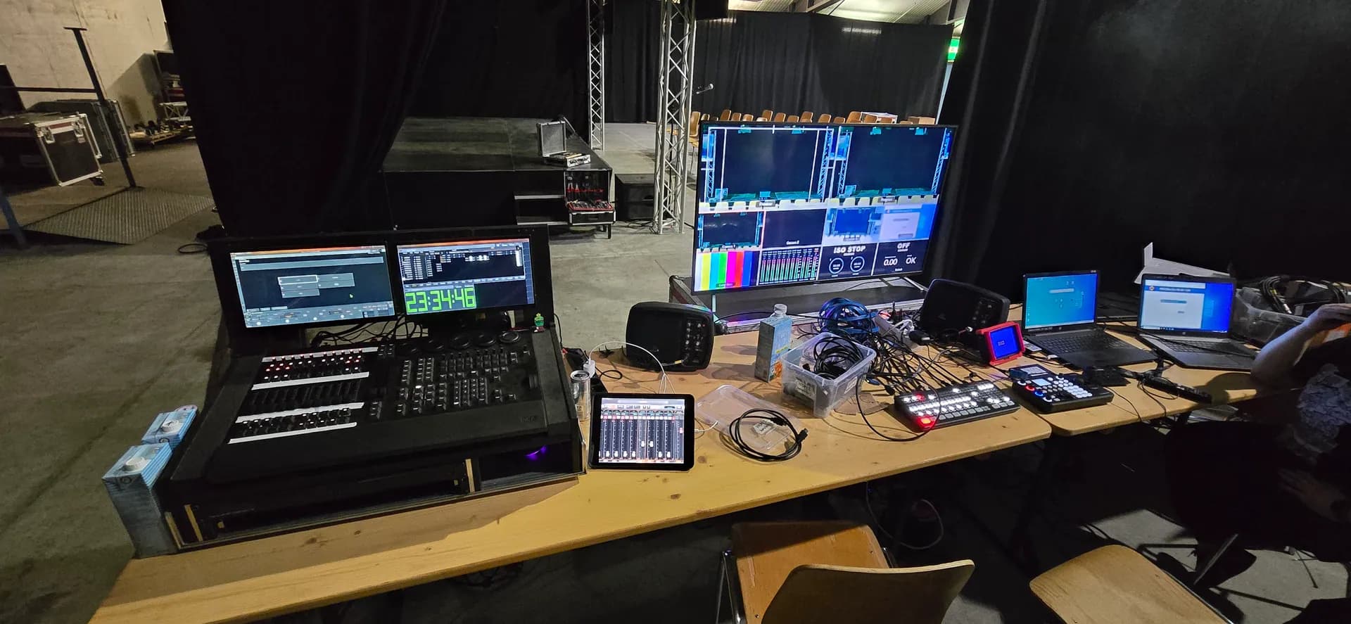 Regieplatz für die Videoproduktion: Bildmischer, Multiview-Monitor mit Kamerabildern, Laptops und Verkabelung