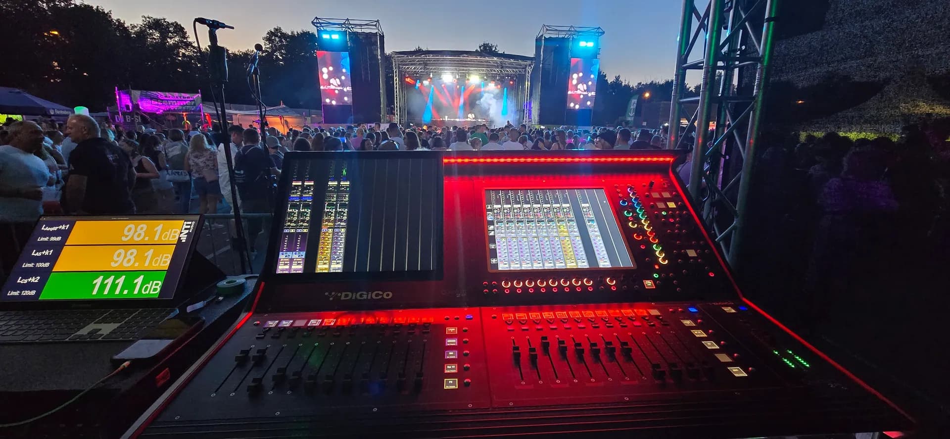 Zwei LED-Wände neben der Festivalbühne, davor der Regieplatz mit Mischpult und Pegelanzeige