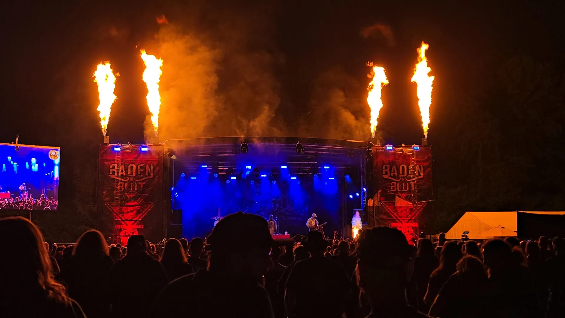 Festival-Bühne mit Lichttechnik beim Baden in Blut Festival