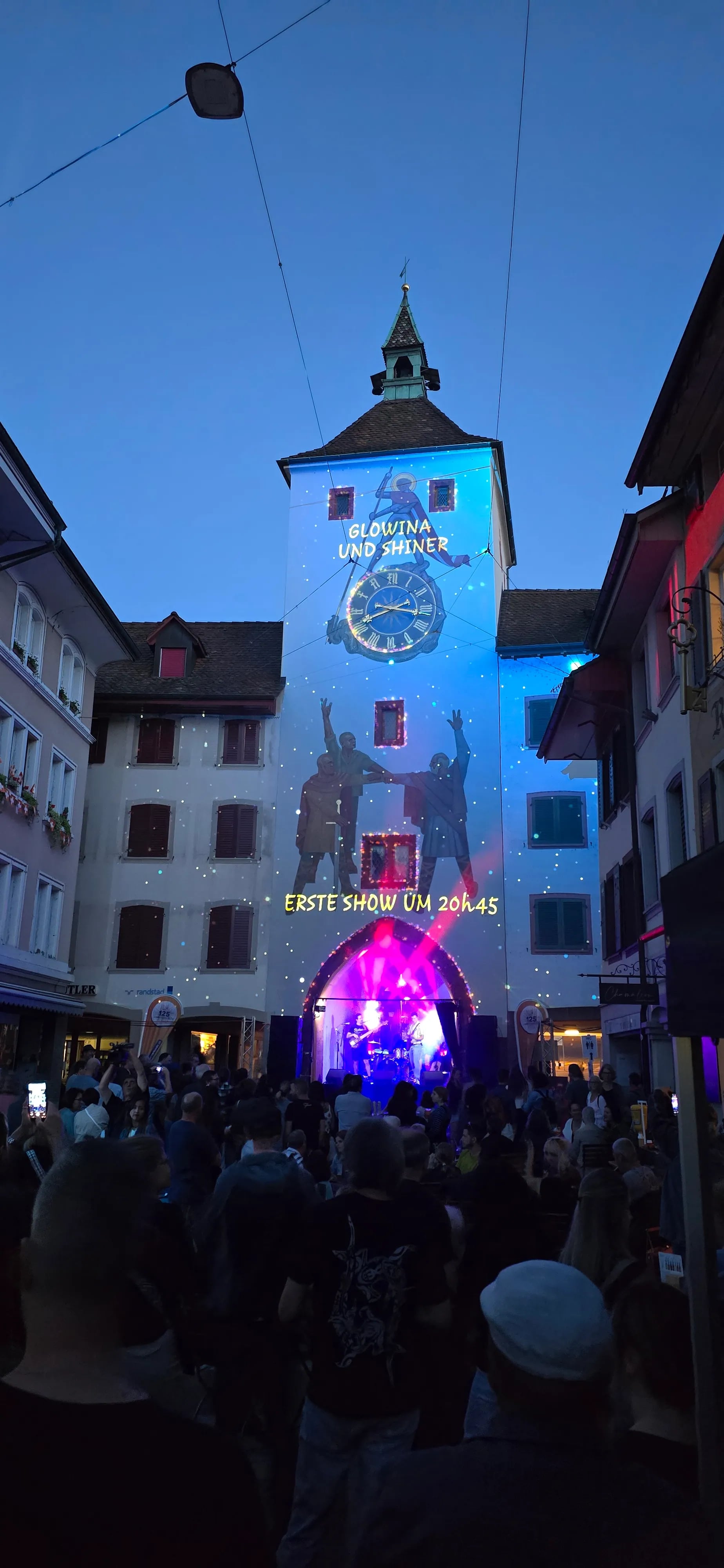 Videomapping-Projektion auf einer Gebäudefassade beim Stadtfest im Dreiländereck