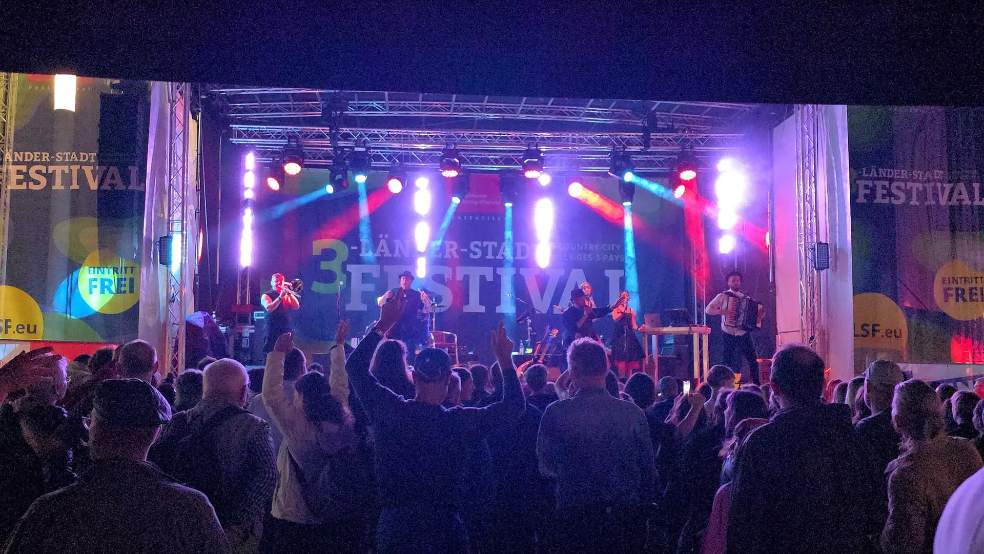 Bühne beim 3-Länder-Stadtfestival mit Traverse, Effektlicht und Band vor dem Publikum